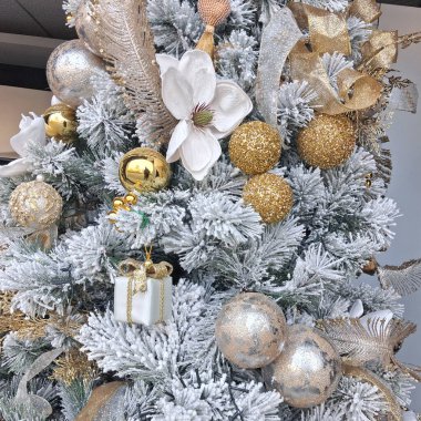 Toplar ve ışıklarla süslenmiş Noel ağacı