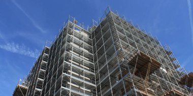 Şehir inşaatında inşaat çalışmaları devam ediyor - yenileme veya yeni bir apartman inşaatı