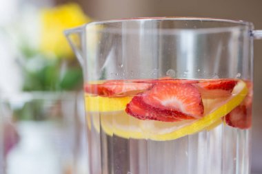 Meyve dilimleriyle bir sürahi taze su. 