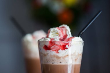 Çilekli ve çikolatalı frappe buzlu kahve. Kremalı ve samanlı.