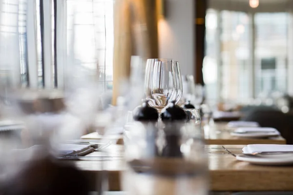 Table setting in a fine dining restaurant — Stock Photo, Image