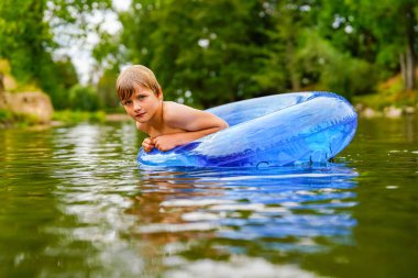 Havuzdaki bir çocuğun portresi