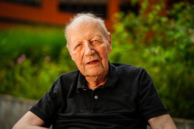 90 yaşında bir adamın portresi.