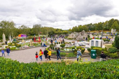 WINDSOR, BİRLİK KINGDOM - 12 HAZİRAN 2020 - Miniland 'daki turistler ve çocuklar, dünyanın dört bir yanındaki Legoland tema parkındaki anıtları ve şehirleri resmeden 40 milyon Lego tuğlasından oluşan bir minyatür park