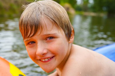 Havuzdaki bir çocuğun portresi