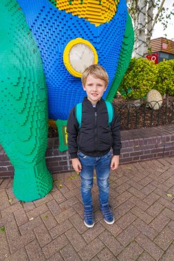 WINDSOR, BİRLİK KINGDOM - 12 HAZİRAN 2020 - Miniland 'daki turistler ve çocuklar, dünyanın dört bir yanındaki Legoland tema parkındaki anıtları ve şehirleri resmeden 40 milyon Lego tuğlasından oluşan bir minyatür park