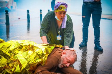 BRÜKSEL, BELGIUM - Mayıs 12021 - Covid-19 kısıtlamalarına karşı Brüksel Bois de la Cambre Parkı 'nda gezginler. Polis, La Boum adlı bir etkinlikte insanları dağıtmak için atlar, göz yaşartıcı gaz ve su topu kullandı.