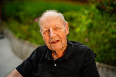 90 yaşında bir adamın portresi.