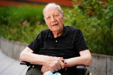 90 yaşındaki bir adamın portresi.