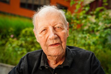 90 yaşında bir adamın portresi.