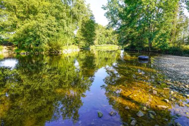 Parktaki nehrin güzel manzarası