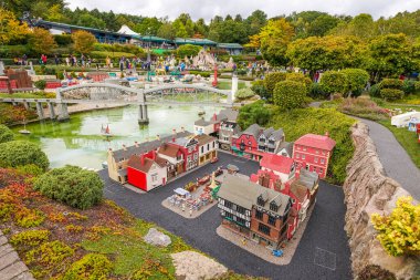 WINDSOR, BİRLİK KINGDOM - 12 HAZİRAN 2020 - Miniland 'daki turistler ve çocuklar, dünyanın dört bir yanındaki Legoland tema parkındaki anıtları ve şehirleri resmeden 40 milyon Lego tuğlasından oluşan bir minyatür park