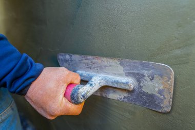 Duvar tamamlanmamış binaya yapıştırılıyor