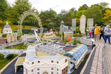 WINDSOR, BİRLİK KINGDOM - 12 HAZİRAN 2020 - Miniland 'daki turistler ve çocuklar, dünyanın dört bir yanındaki Legoland tema parkındaki anıtları ve şehirleri resmeden 40 milyon Lego tuğlasından oluşan bir minyatür park