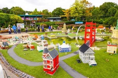 WINDSOR, BİRLİK KINGDOM - 12 HAZİRAN 2020 - Miniland 'daki turistler ve çocuklar, dünyanın dört bir yanındaki Legoland tema parkındaki anıtları ve şehirleri resmeden 40 milyon Lego tuğlasından oluşan bir minyatür park