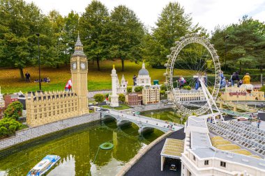 WINDSOR, BİRLİK KINGDOM - 12 HAZİRAN 2020 - Miniland 'daki turistler ve çocuklar, dünyanın dört bir yanındaki Legoland tema parkındaki anıtları ve şehirleri resmeden 40 milyon Lego tuğlasından oluşan bir minyatür park