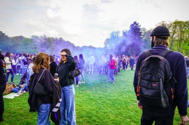 BRÜKSEL, BELGIUM - 1 Mayıs 2021: Covid-19 kısıtlamalarına karşı Brüksel Bois de la Cambre Parkı 'ndaki gezginler. Polis, La Boum adlı bir etkinlikte insanları dağıtmak için atlar, göz yaşartıcı gaz ve su topu kullandı.