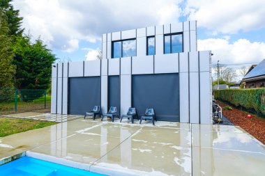Mavi temiz suyu ve modern evi olan yüzme havuzu