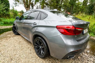 ROCHEFORT, BELGIUM - 5 Mayıs 2021: BMW X6 Gri Premium dizel araba Yazın nehir kıyısında özel plakalı
