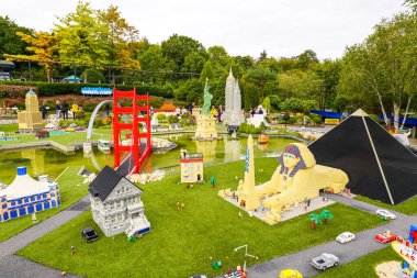 WINDSOR, BİRLİK KINGDOM - 12 HAZİRAN 2020 - Miniland 'daki turistler ve çocuklar, dünyanın dört bir yanındaki Legoland tema parkındaki anıtları ve şehirleri resmeden 40 milyon Lego tuğlasından oluşan bir minyatür park