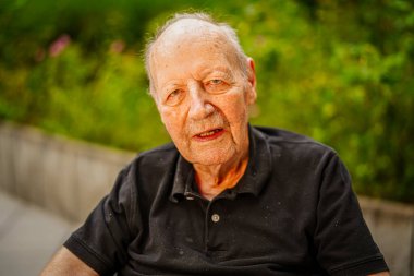 90 yaşında bir adamın portresi.