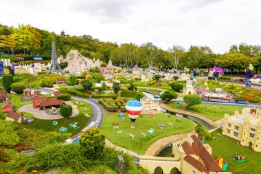 WINDSOR, BİRLİK KINGDOM - 12 HAZİRAN 2020 - Miniland 'daki turistler ve çocuklar, dünyanın dört bir yanındaki Legoland tema parkındaki anıtları ve şehirleri resmeden 40 milyon Lego tuğlasından oluşan bir minyatür park