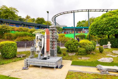 WINDSOR, BİRLİK KINGDOM - 12 HAZİRAN 2020 - Miniland 'daki turistler ve çocuklar, dünyanın dört bir yanındaki Legoland tema parkındaki anıtları ve şehirleri resmeden 40 milyon Lego tuğlasından oluşan bir minyatür park