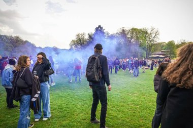 BRÜKSEL, BELGIUM - 1 Mayıs 2021: Covid-19 kısıtlamalarına karşı Brüksel Bois de la Cambre Parkı 'ndaki gezginler. Polis, La Boum adlı bir etkinlikte insanları dağıtmak için atlar, göz yaşartıcı gaz ve su topu kullandı.