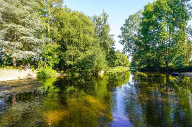 Parktaki gölün güzel manzarası