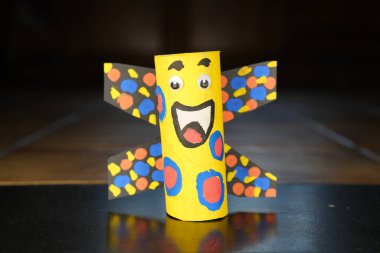 Parlak el yapımı kelebek oyuncağı