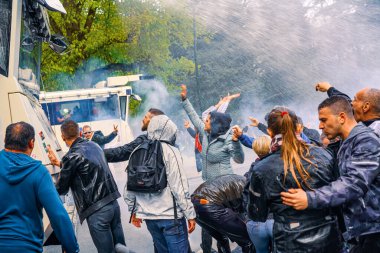 BRÜKSEL, BELGIUM - Mayıs 12021 - Covid-19 kısıtlamalarına karşı Brüksel Bois de la Cambre Parkı 'nda gezginler. Polis, La Boum adlı bir etkinlikte insanları dağıtmak için atlar, göz yaşartıcı gaz ve su topu kullandı.