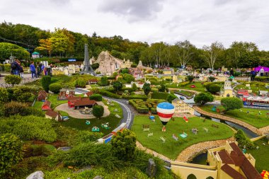 WINDSOR, BİRLİK KINGDOM - 12 HAZİRAN 2020 - Miniland 'daki turistler ve çocuklar, dünyanın dört bir yanındaki Legoland tema parkındaki anıtları ve şehirleri resmeden 40 milyon Lego tuğlasından oluşan bir minyatür park