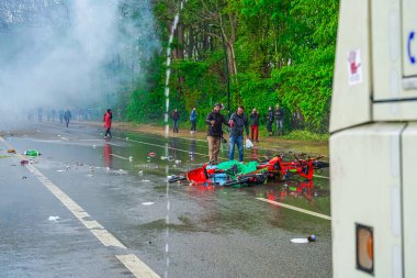 BRÜKSEL, BELGIUM - Mayıs 12021 - Covid-19 kısıtlamalarına karşı Brüksel Bois de la Cambre Parkı 'nda gezginler. Polis, La Boum adlı bir etkinlikte insanları dağıtmak için atlar, göz yaşartıcı gaz ve su topu kullandı.