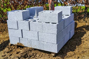 İnşaat alanındaki beton bloklar