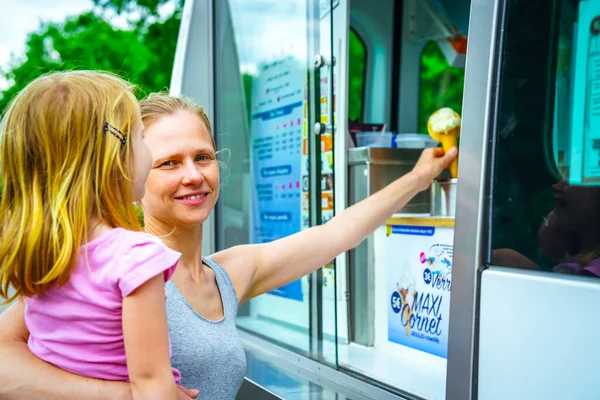 Mujer Joven Con Hija Pequeña Comprando Helado — Foto de Stock