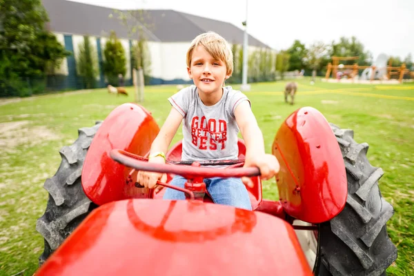 小男孩玩红色玩具车 — 图库照片