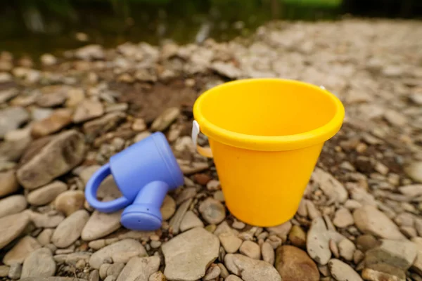 Küçük Plastik Oyuncaklar Sulama Kutusu Çakıl Taşı Kovası — Stok fotoğraf