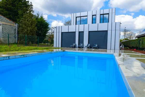 Mavi temiz suyu ve modern evi olan yüzme havuzu