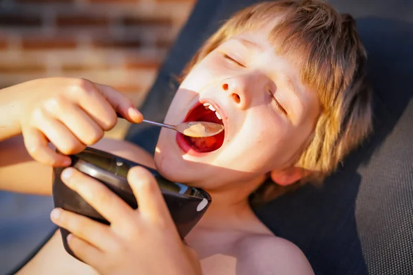 Niño Comiendo Helado Casa — Foto de Stock