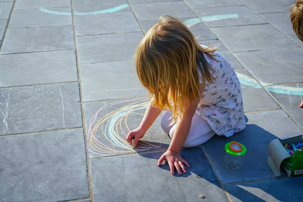 Kleines Mädchen Zeichnet Mit Kreide Auf Straße — Stockfoto