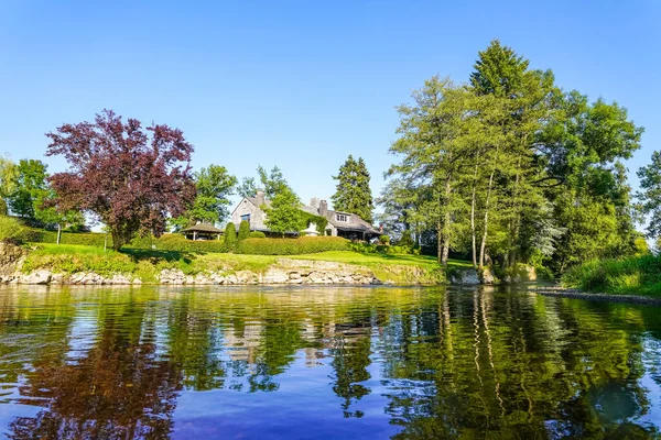 公園内の湖の美しい景色 — ストック写真