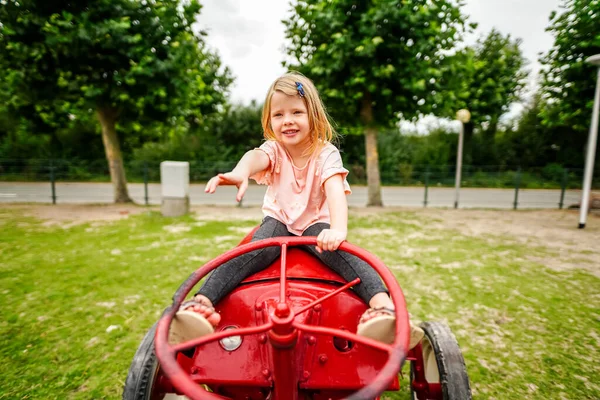 小女孩玩红色大玩具车 — 图库照片