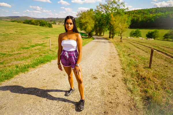 Mooie Jonge Vrouw Zomerveld — Stockfoto