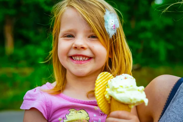 Retrato Una Linda Niña Comiendo Helado Parque — Foto de Stock