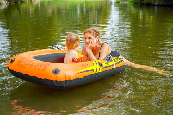 Portret Van Een Gelukkige Oma Met Haar Kleindochter Opblaasbare Boot — Stockfoto