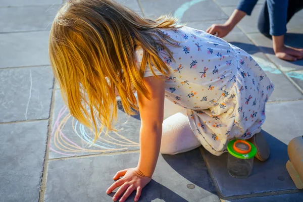 Kleines Mädchen Zeichnet Mit Kreide Auf Straße — Stockfoto