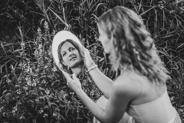 Jovem Mulher Cabelo Vermelho Segurando Pequeno Espelho Forma Redonda Observando — Fotografia de Stock