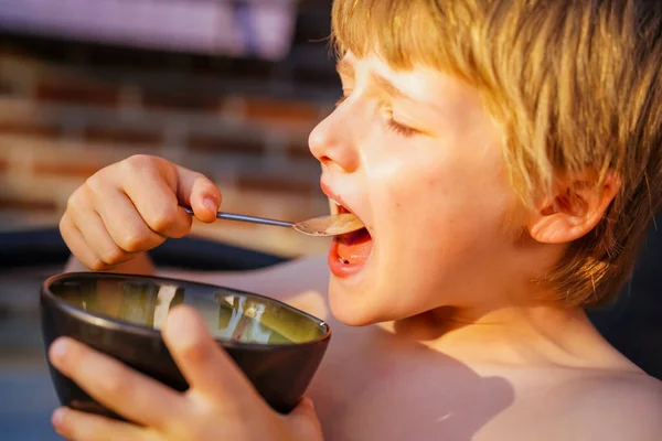 Niño Comiendo Helado Casa — Foto de Stock