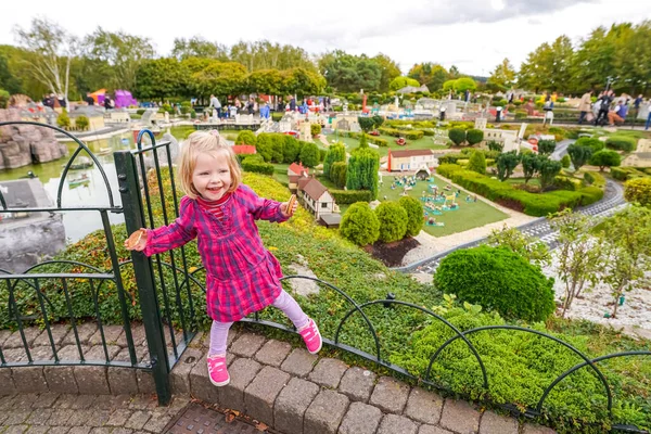 Windsor United Kingdom Ingdom January 2020 游客和儿童在米尼兰德 一个由4000万块乐高砖块组成的微型公园 描绘了来自世界各地乐高兰主题公园的纪念碑和城市 — 图库照片