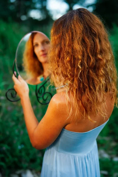 Молода Руде Волосся Жінка Тримає Маленьке Дзеркало Круглої Форми Спостерігаючи — стокове фото